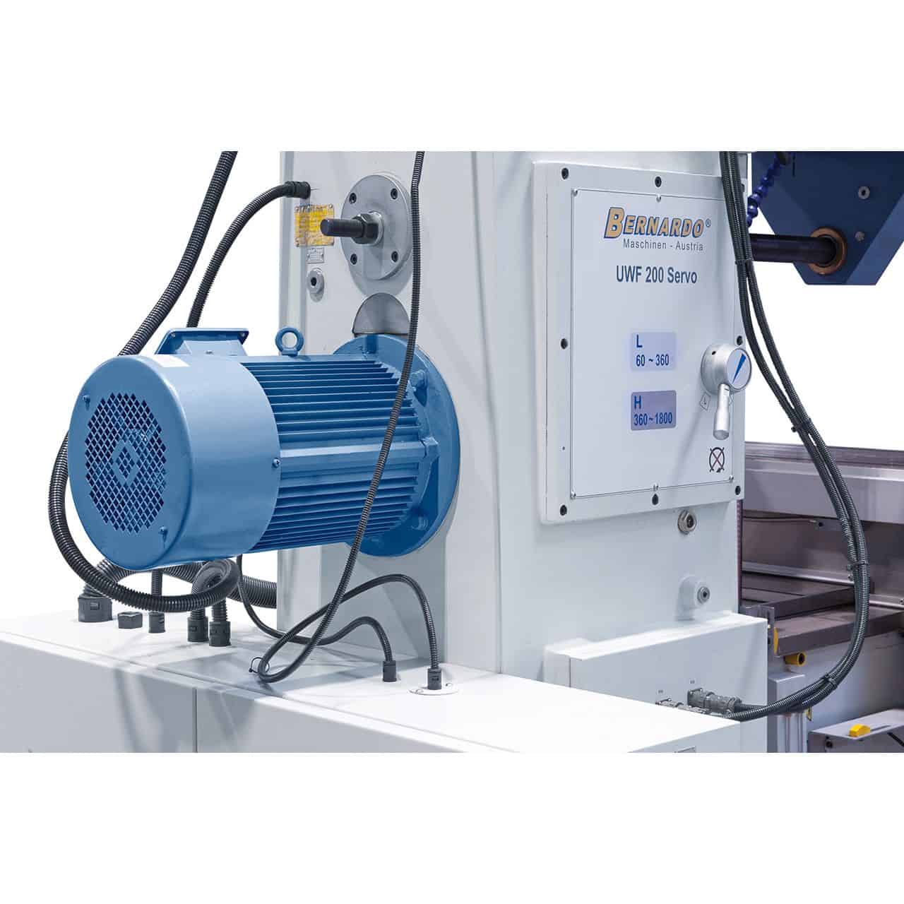 Universalfräsmaschine mit servounterstütztem Revolver für UWF 200 Servo-Vorschübe