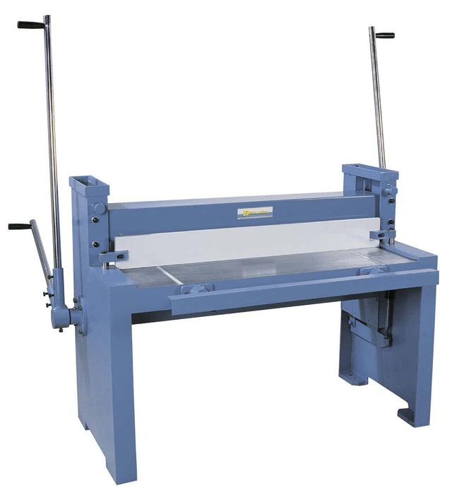 Cesoia manuale a ghigliottina Bernardo HTS 1050 con arresto posteriore e pressore automatico, ideale per tagli precisi di lamiere fino a 1,5 mm.