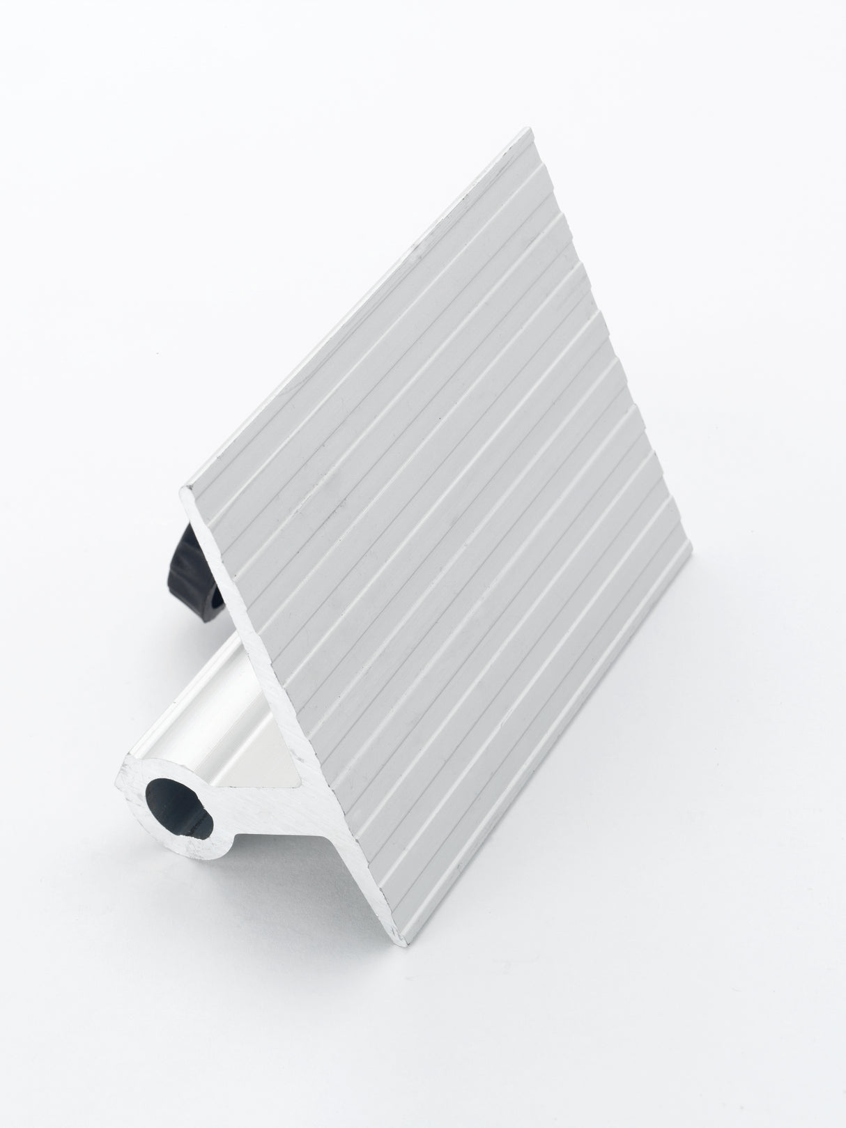 La dima WG250/I è mostrata montata sulla barra di guida dell’affilatrice ad acqua, con un utensile piallato appoggiato sulla superficie scanalata per una affilatura precisa.