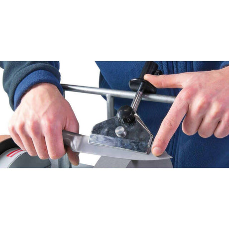 Accessorio per affilatrici NTS 250 Top e Vario, progettato per lavorare in sicurezza su coltelli di grandi dimensioni, garantendo affilatura omogenea.
