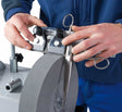 Supporto regolabile per forbici installato su affilatrice NTS 250 Vario, ideale per affilature professionali di lame dritte o curve.