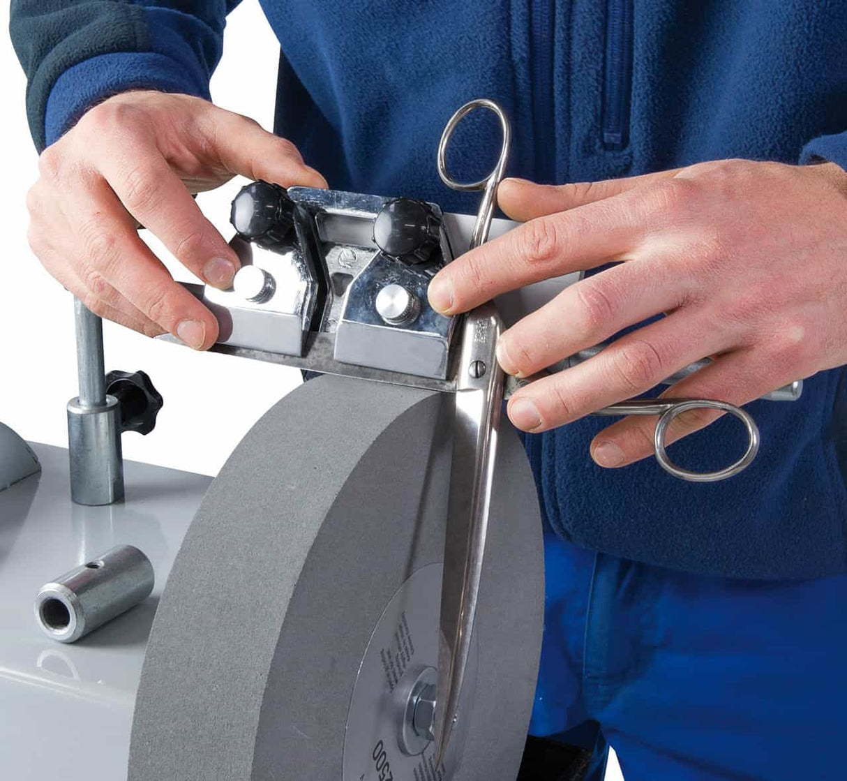 Supporto regolabile per forbici installato su affilatrice NTS 250 Vario, ideale per affilature professionali di lame dritte o curve.