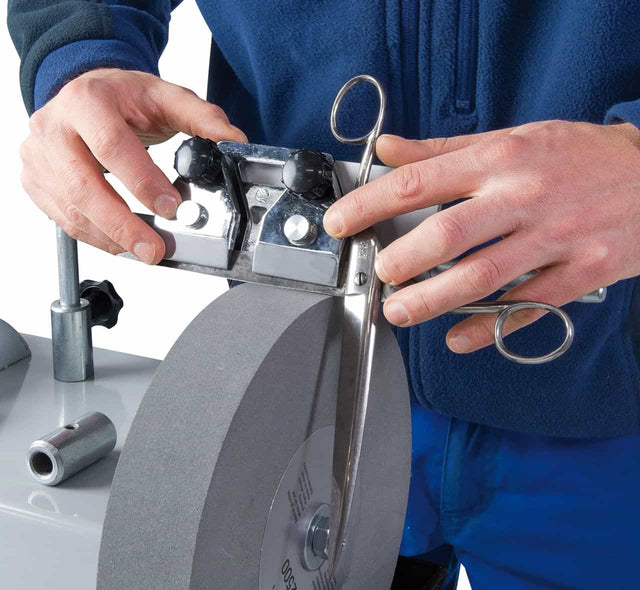 Supporto regolabile per forbici installato su affilatrice NTS 250 Vario, ideale per affilature professionali di lame dritte o curve.