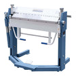 Piegatrice Bernardo TB 1020 con lama superiore segmentata e arresto posteriore, ideale per piegature precise fino a 2,5 mm di spessore.
