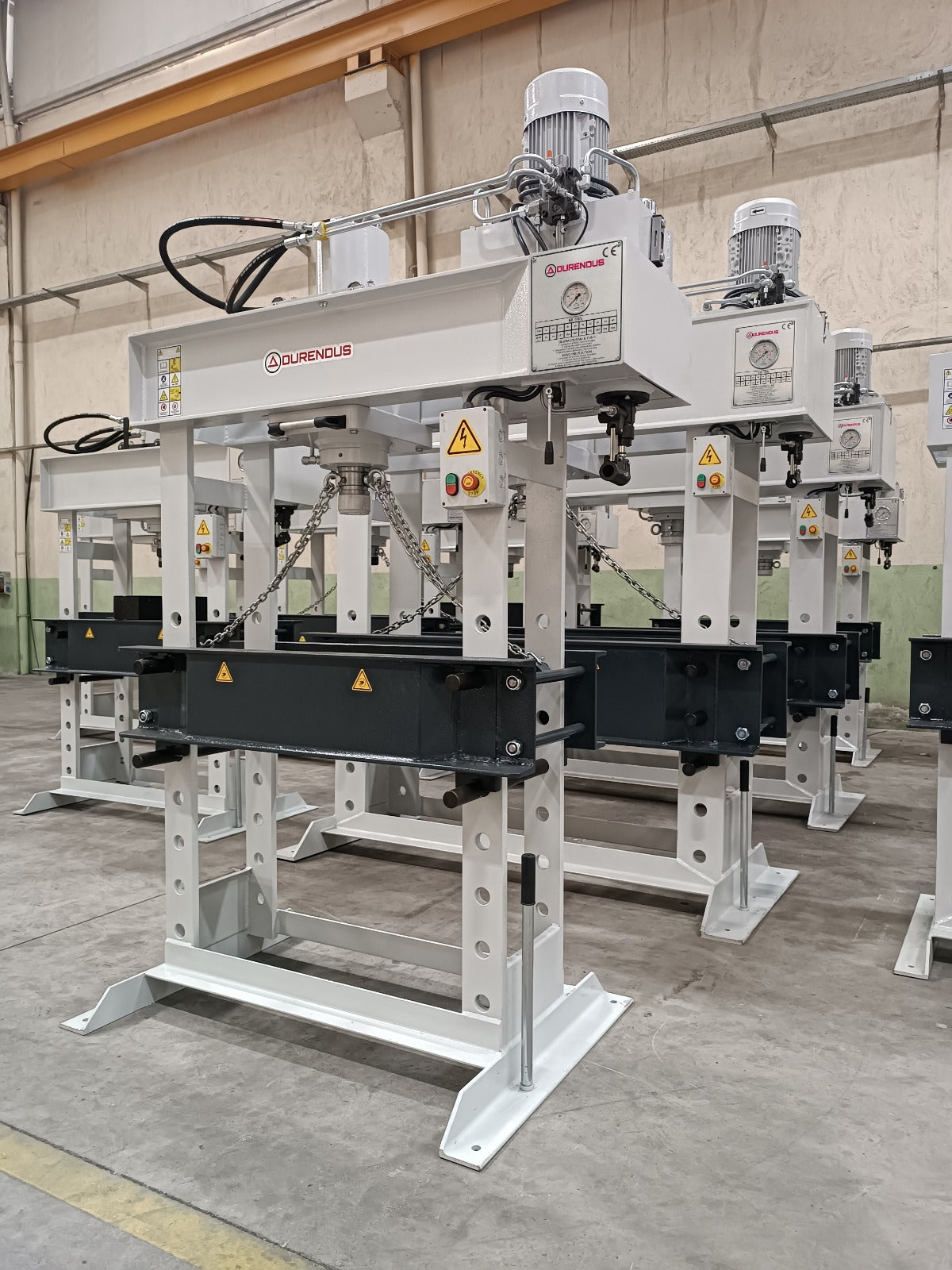 Pressa idraulica professionale Serie DW da 30 ton con struttura in acciaio, cilindro mobile scorrevole, manometro integrato e comando motorizzato per officina.