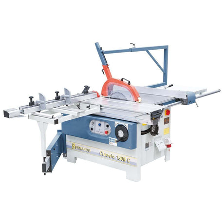Vista della sega circolare Classic 1300 C con carro scorrevole da 1300 mm, tavolo in ghisa, gruppo incisore e guida telescopica. Ideale per lavorazioni di precisione in spazi ridotti.
