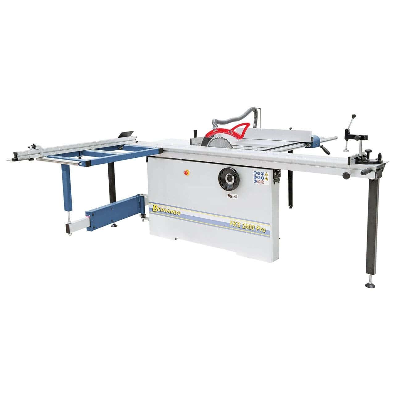 Vista frontale della sega circolare FKS 2800 Pro con tavolo in ghisa, carro da 2800 mm, guida telescopica e accessori professionali per tagli precisi su pannelli rivestiti.