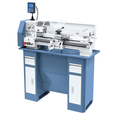 Il tornio da banco Bernardo Hobby 500 trifase con display digitale DT 40 a 3 assi, mandrino a 3 griffe e struttura in ghisa compatta, ideale per lavorazioni di precisione in scuole e piccole officine.