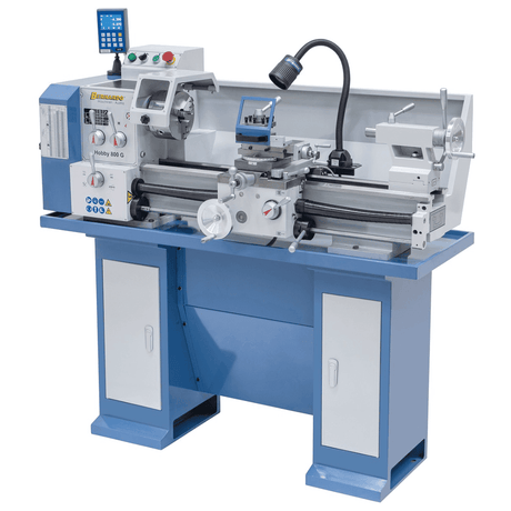 Vista laterale del tornio Hobby 800 G completo di mandrino, torretta portautensili e display digitale a 3 assi: perfetto per lavorazioni di precisione su piccoli pezzi in ambito didattico e hobbistico avanzato.