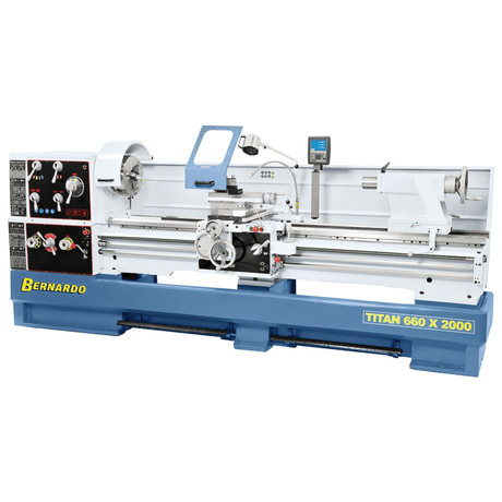 Macchina utensile di grandi dimensioni con struttura robusta e ampia capacità di tornitura. Visualizzatore digitale integrato, mandrino D8 e accessori professionali inclusi.