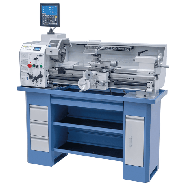 Vista frontale del tornio Profi 750 Vario con mandrino a 3 griffe, torretta portautensili e display digitale integrato: la scelta ideale per lavorazioni precise e professionali su piccoli lotti.
