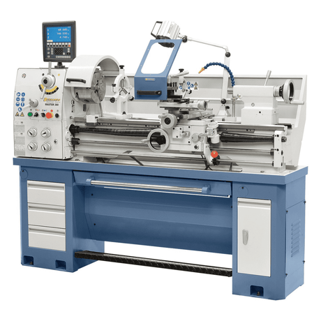 Il tornio universale Bernardo Master 380, con display digitale ES-12 V a 3 assi, mandrino Ø 200 mm, freno magnetico e impianto di refrigerazione, ideale per officine professionali e scuole tecniche.