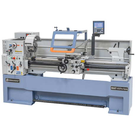 Vista del tornio Smart 410 x 1500 Pro Vario con visualizzatore digitale, mandrino a 3 griffe, lunette e tutti gli accessori professionali inclusi per lavorazioni meccaniche versatili.