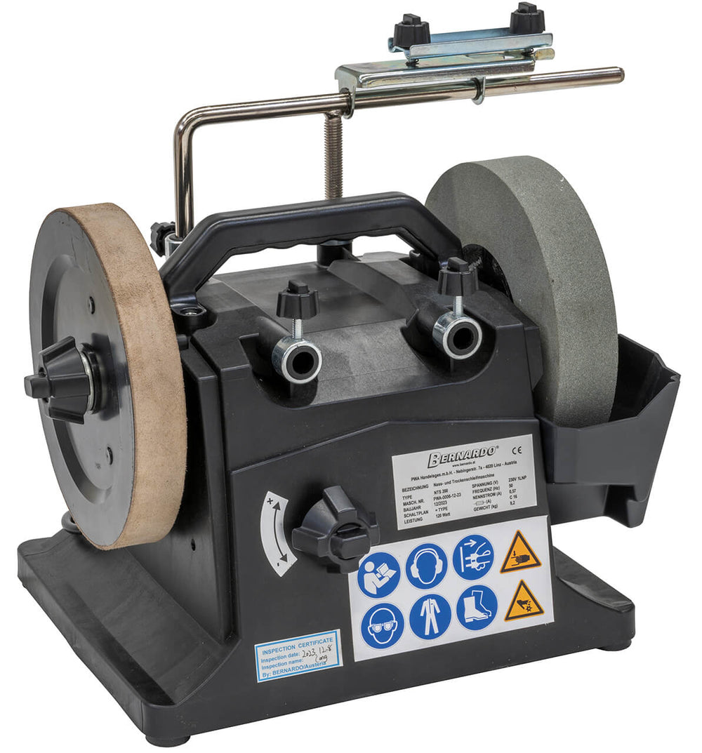 Affilatrice Bernardo NTS 200 con mola in corindone bianco e ruota in pelle, ideale per affilature precise di coltelli, forbici e scalpelli.