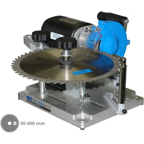 Affilatrice compatta Güde per lame legno e metallo (diametro 90-400 mm). Disco abrasivo Ø 100 mm a 5300 giri/minuto, angoli fissi 15° e tavolo inclinabile. Motore 110W, 230V monofase. Dotazione: 2 dischi (carburo + acciaio rapido). Peso 4,68 kg. Certificata CE. Ideale per officine artigiane e carpenterie.
