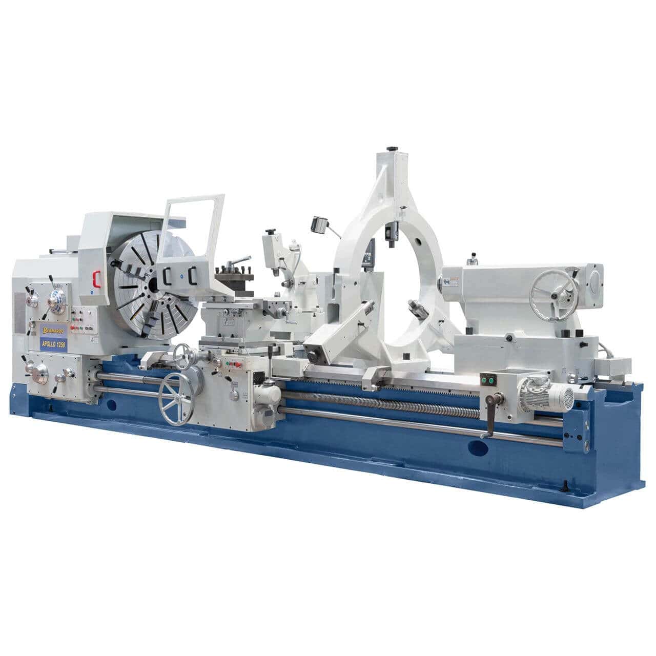 Vista del tornio Bernardo Apollo 2000 x 5000, macchina di grandi dimensioni con banco largo, mandrino massiccio, contropunta e visualizzatore digitale a 3 assi installato.