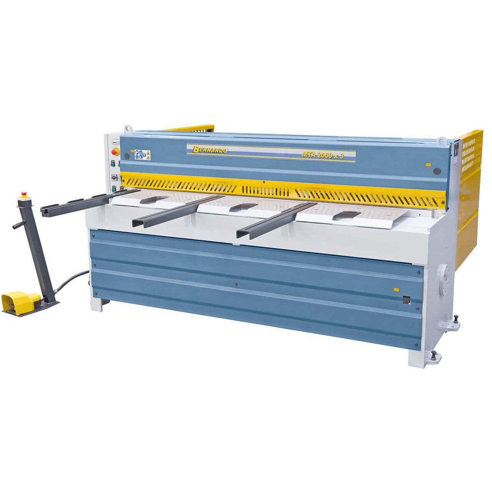 Cesoia a ghigliottina Bernardo MTA 2060 x 3 mm con tavolo a rulli integrati, registro manuale e fotocellule di sicurezza.