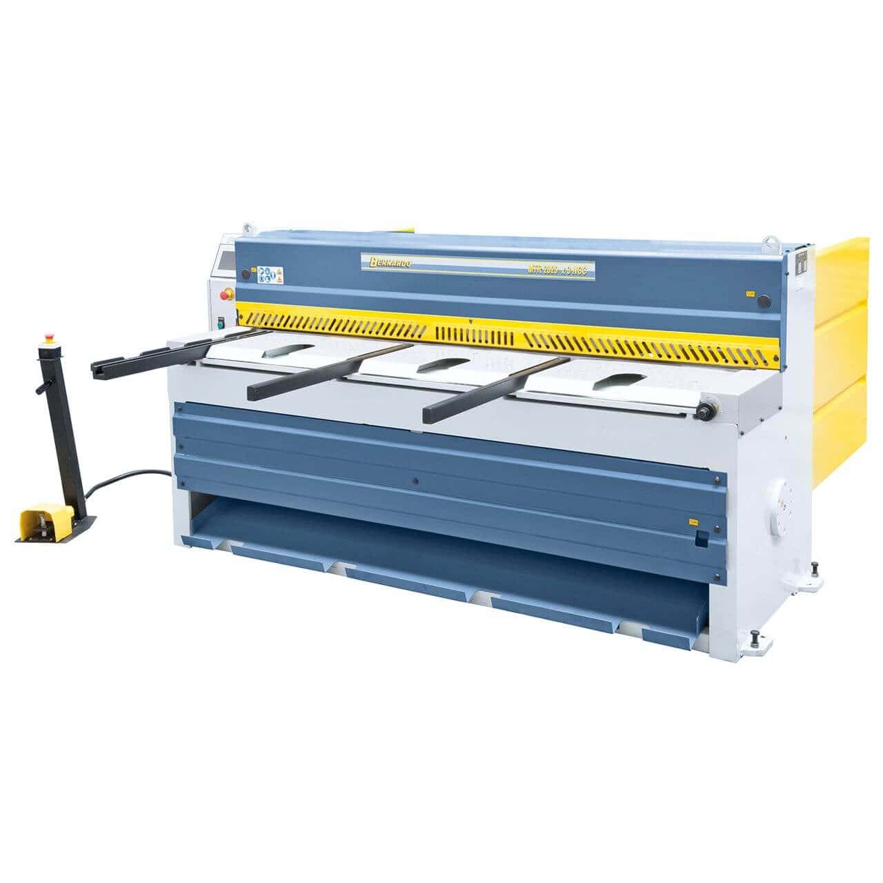Cesoia a ghigliottina Bernardo MTA 2060 x 3 mm NCC con backgauge NC motorizzato, supporto pneumatico lamiera e lame in acciaio di alta qualità.