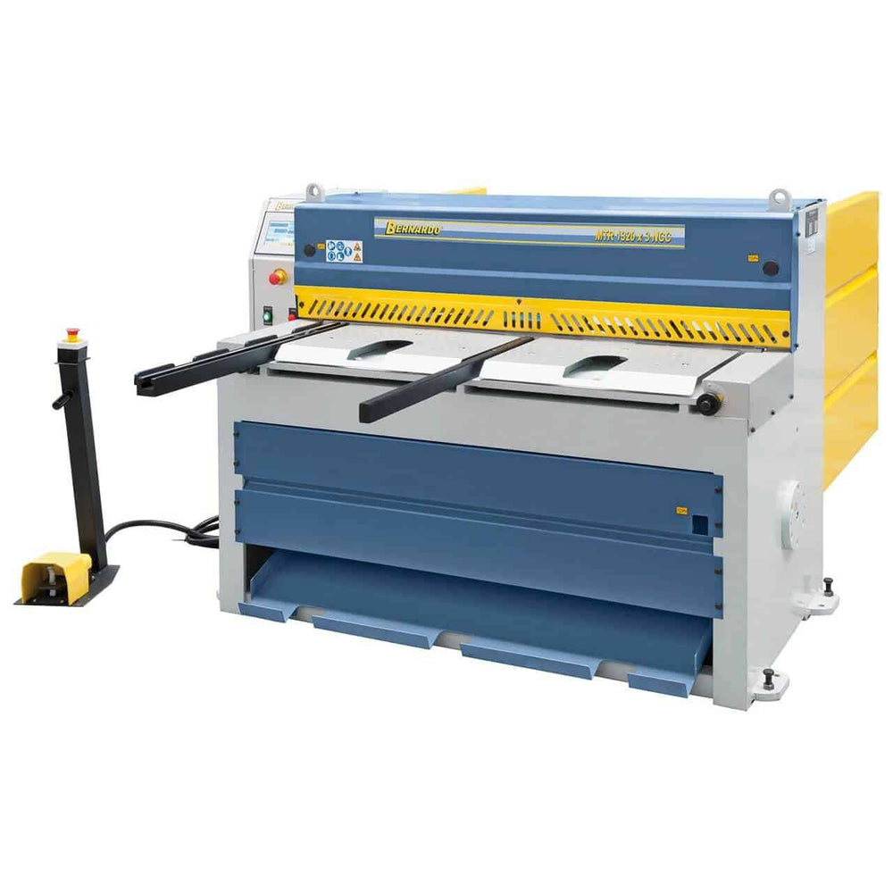 Cesoia a ghigliottina Bernardo MTR 1360 x 3 mm NCC con controllo Fuji touch screen, backgauge NC e supporto pneumatico lamiera.