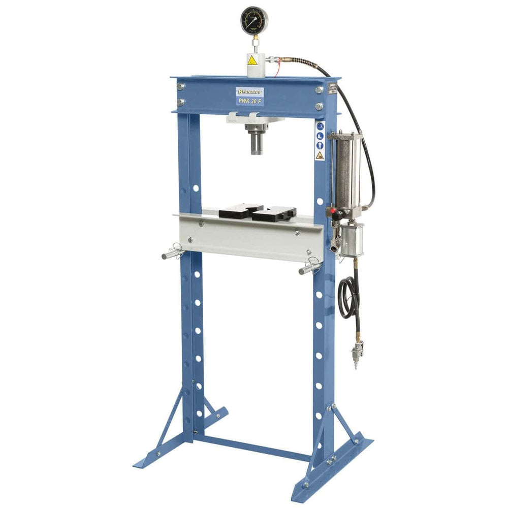Pressa pneumatica Bernardo PWK 20 F da 20 ton con manometro integrato e piano regolabile, ideale per officine e reparti manutenzione.