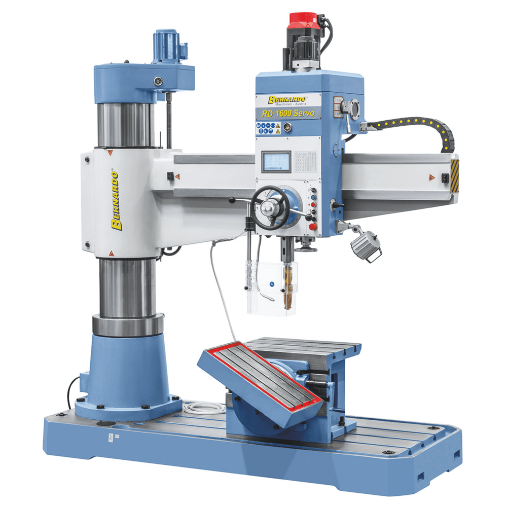 Trapano radiale Bernardo RD 1600 Servo con touchscreen, calcolo automatico velocità/avanzamento, servomotori per mandrino e bussola, capacità di foratura fino a 50 mm.