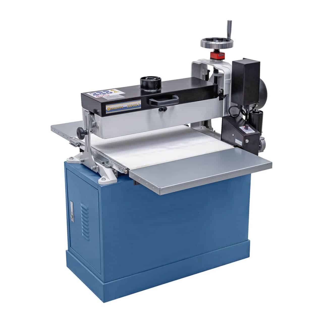 Calibratrice Bernardo ZSM 560-2 con nastro K100, due velocità di lavoro e tavoli estendibili, ideale per falegnamerie.