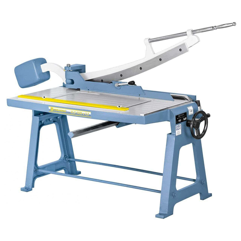 Cesoia manuale a leva Bernardo HLS 1050 x 2,0 con basamento in ghisa e arresto regolabile, ideale per tagliare lamiere fino a 2,0 mm di spessore.