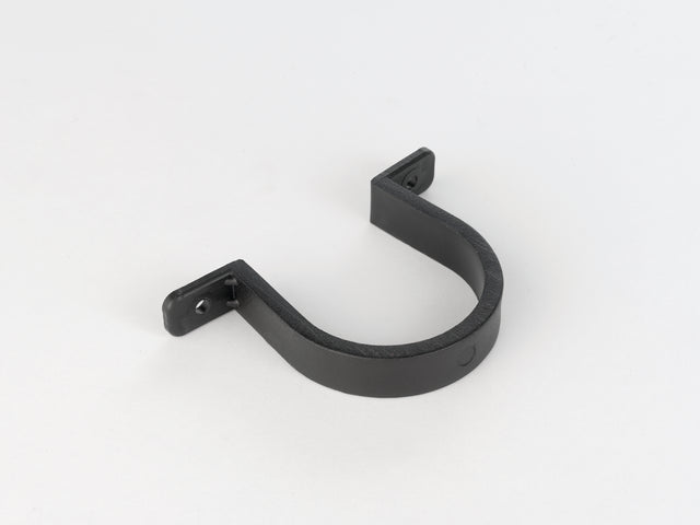 Clip a parete Record Power CVA250-50-109 progettata per fissare in modo stabile e ordinato tubazioni di aspirazione da 2,5″ all’interno dell’officina.