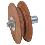 Primo piano del profilo della ruota in cuoio. Le micro-scanalature seguono il profilo della lama, garantendo distribuzione uniforme della pressione di affilatura senza creare zone di contatto eccessivo.