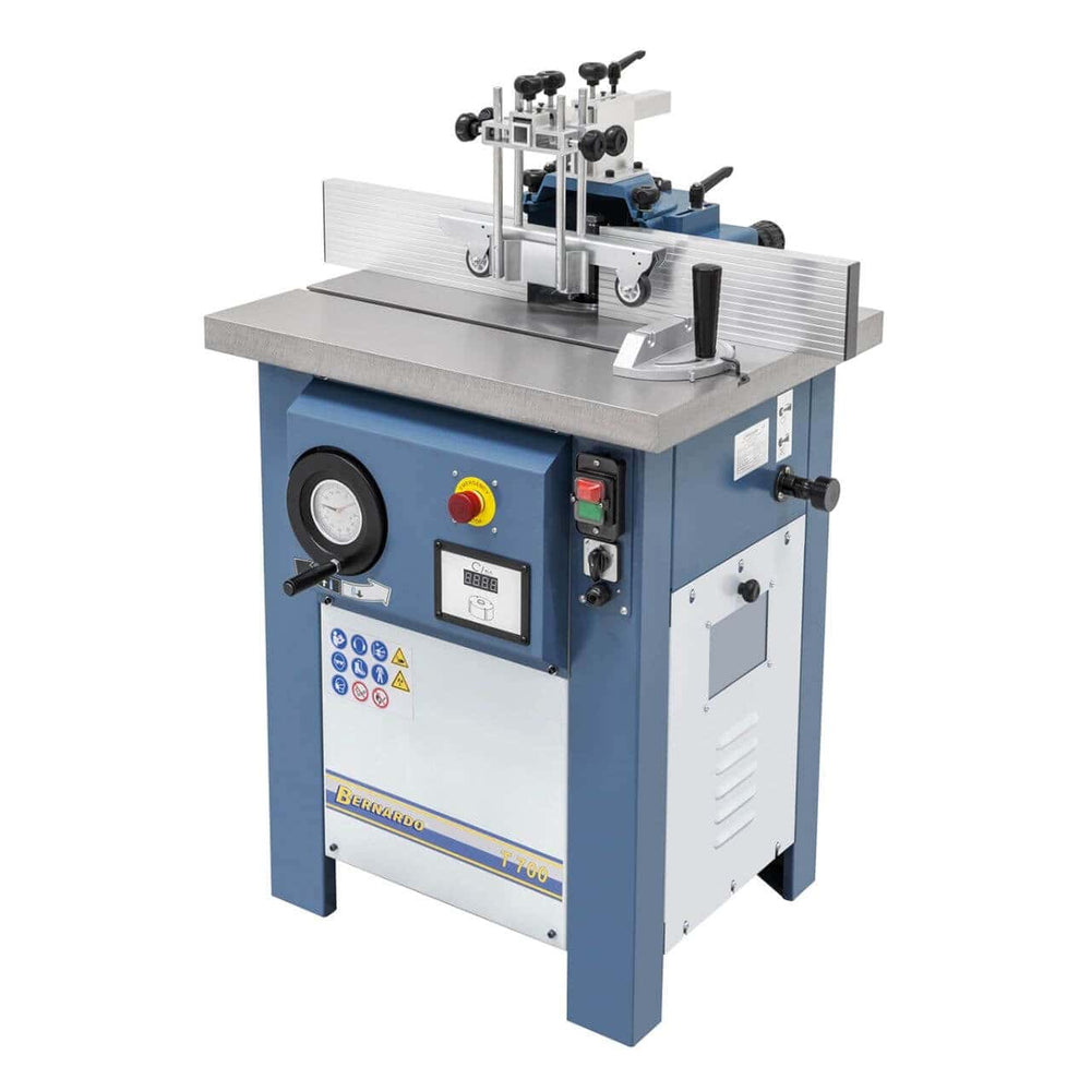 Dettaglio della T 700 con tavolo in ghisa, guida in alluminio, manopola di regolazione e sistema di lettura digitale. Ideale per lavorazioni di precisione su legno.