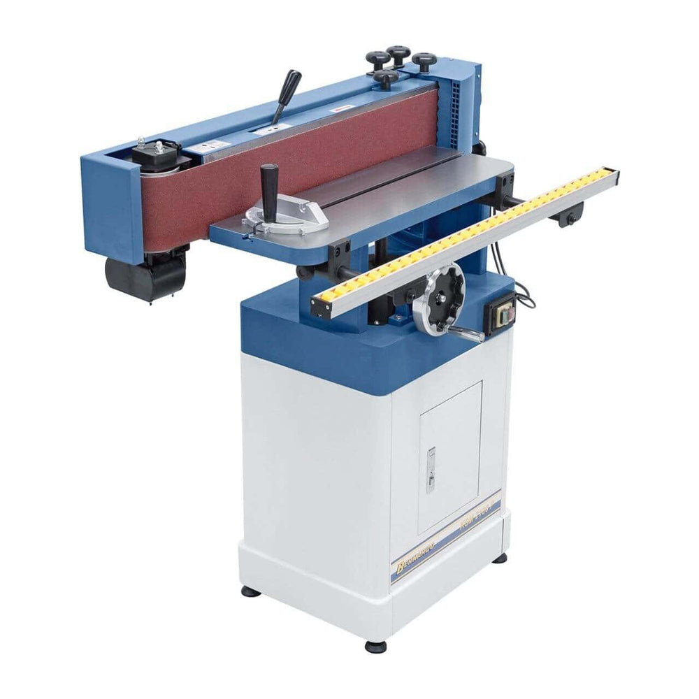 Vista della KSM 2100 P con gruppo levigatore in posizione verticale, tavolo 750×250 mm con T-slot, stand con vano utensili e attacco aspirazione Ø 100 mm, progettata per bordi diritti e lavorazioni orizzontali/verticali di precisione.