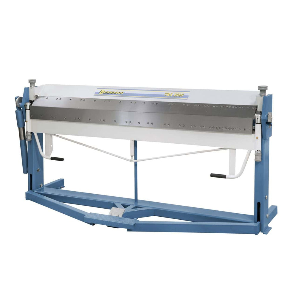 Piegatrice Bernardo TBS 2060 con lame segmentate superiori e inferiori, guida piana di grandi dimensioni e bloccaggio a pedale.