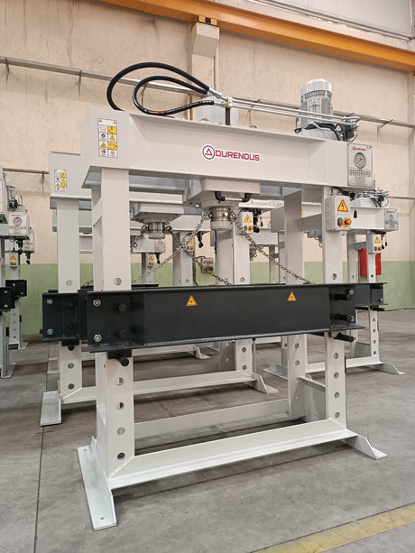 Pressa idraulica professionale Serie DW da 150 ton con struttura in acciaio rinforzato, cilindro mobile e piano di lavoro ampio per utilizzi industriali pesanti.