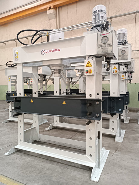 Pressa idraulica Serie DW da 180 ton con struttura rinforzata, cilindro mobile e piano di lavoro ampio per applicazioni industriali.