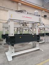Pressa idraulica Serie DW da 200 ton con struttura in acciaio rinforzato, cilindro mobile e piano ampio per lavorazioni industriali pesanti.