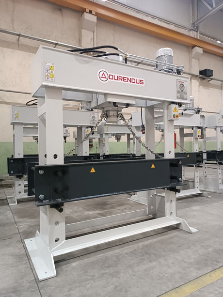 Pressa idraulica industriale Serie DW da 250 ton con struttura in acciaio rinforzato, cilindro mobile, manometro integrato e piano di lavoro 1500 x 450 mm.