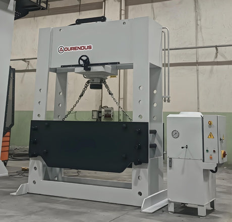 Pressa idraulica industriale Serie DW da 300 ton con cilindro mobile, struttura in acciaio elettrosaldato e ampio piano di lavoro per carpenteria e officine meccaniche.