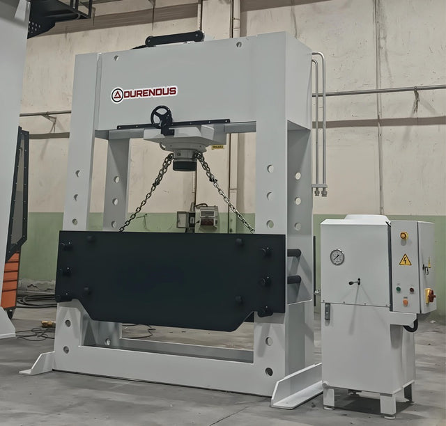 Pressa idraulica industriale 400 ton con cilindro mobile, struttura rinforzata e piano di lavoro ampio per lavorazioni pesanti.