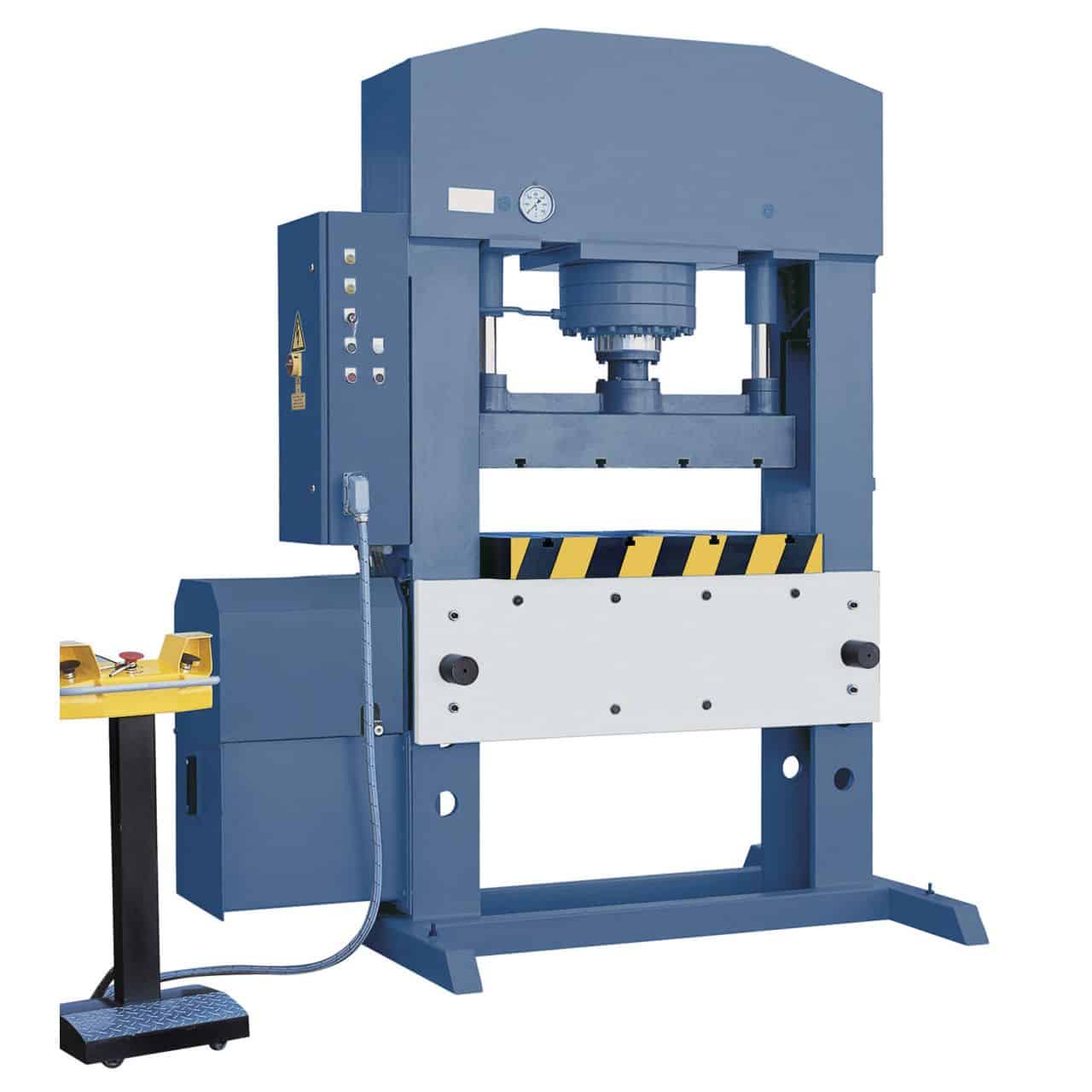 Bernardo Pressa idraulica universale AT 1520-100 da 100 tonnellate con larghezza utile di 1520 mm, corsa pistone da 300 mm e motore da 7,5 kW.