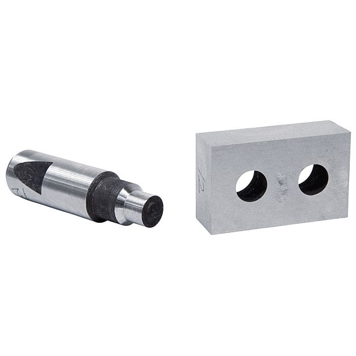 Punzone da 13 mm installato su PBS 22 LS per eseguire forature precise su metallo in officina.