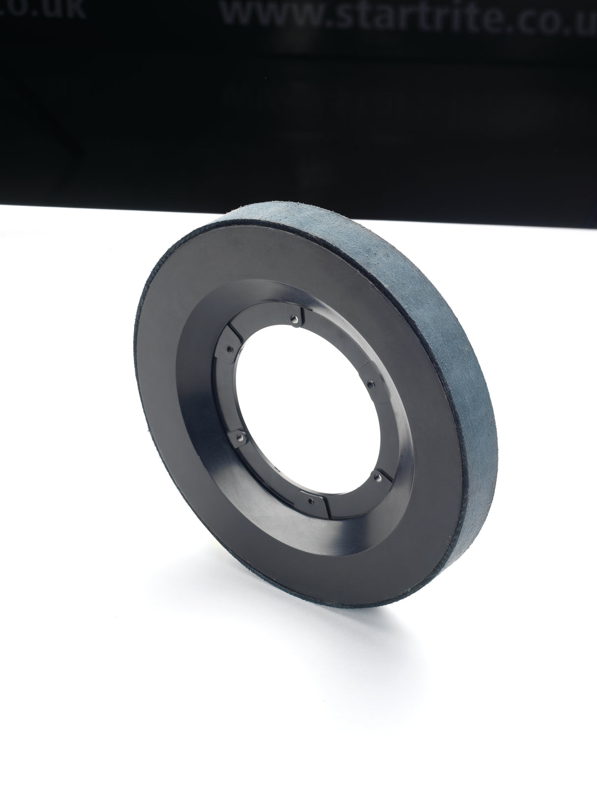 Dettaglio della ruota in cuoio WG250/L Record Power utilizzata per la lucidatura finale del filo su affilatrice ad acqua.