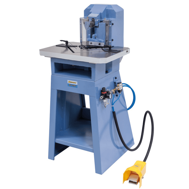 Bernardo Scantonatrice pneumatica AK 130 PT con tavola da 600 x 460 mm, capacità di taglio fino a 3 mm e pedale pneumatico.