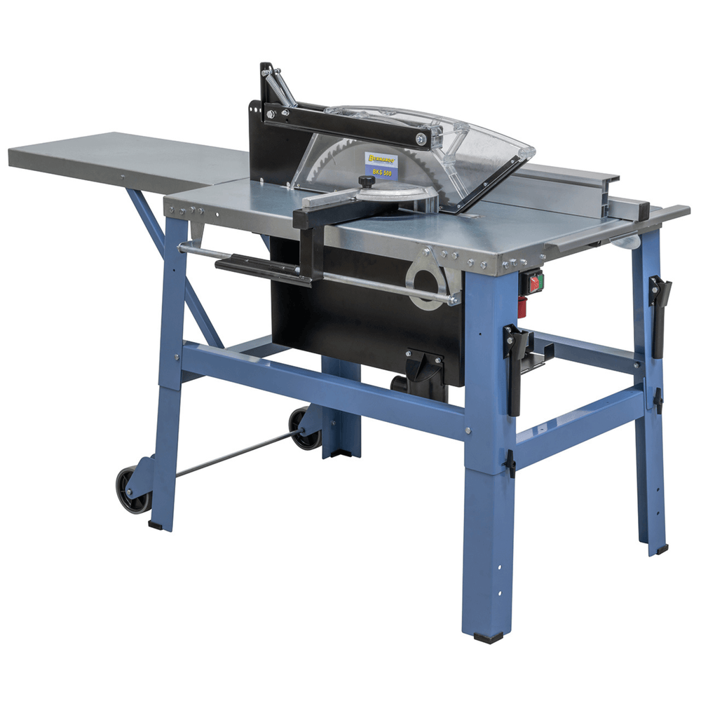 Vista laterale della sega BKS 500 con piano zincato, estensione tavolo, protezione a pendolo e ruote da trasporto per uso in cantiere.