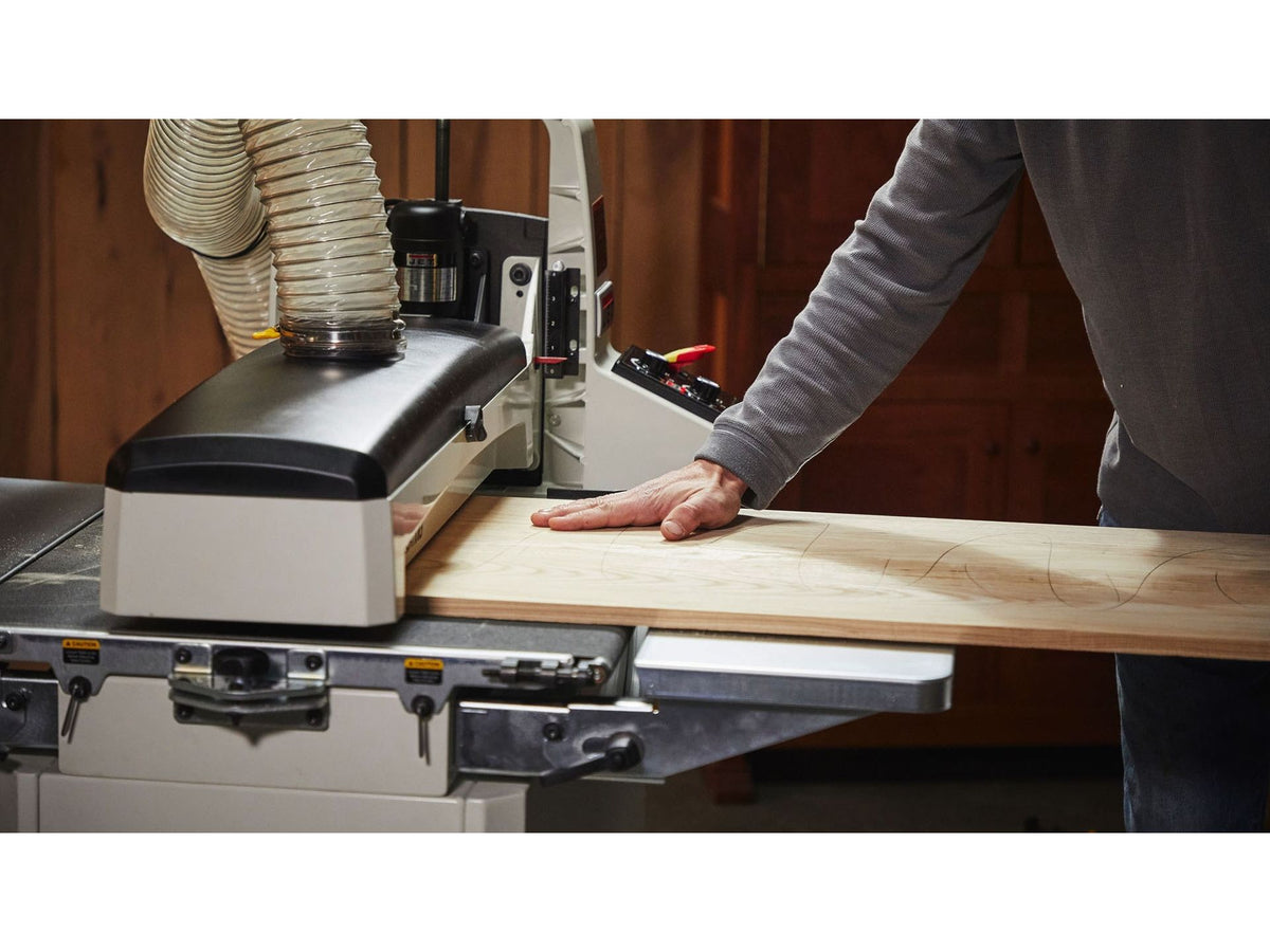 Set prolunghe JET W723551 montato sulla calibratrice a cilindro oscillante JET JWDS-2244OSC (1120 mm), con prolunga posizionata sul lato di entrata del pezzo