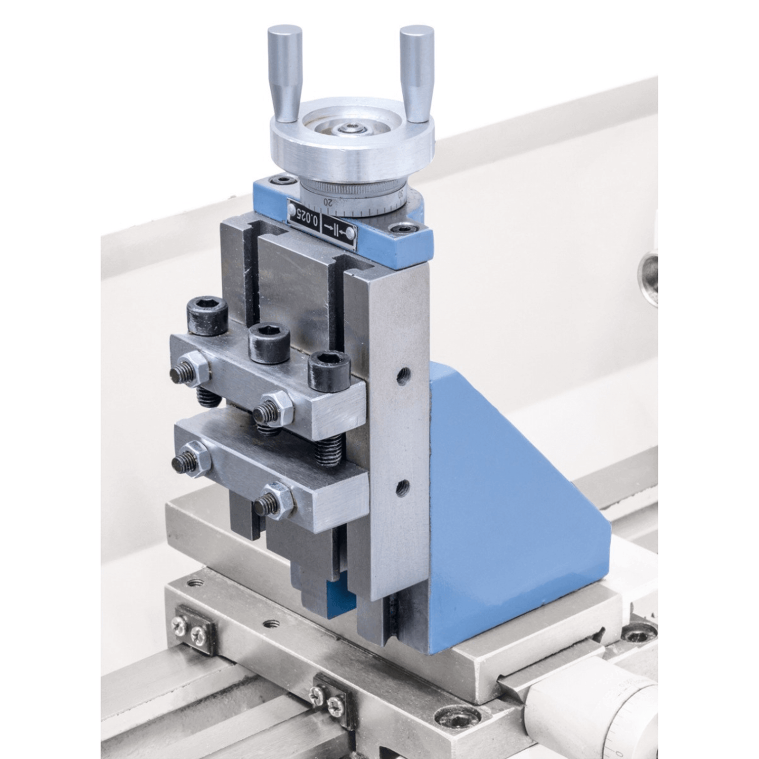  Il supporto verticale montato su un tornio  serie Hobby 300 Vario, con utensile di fresatura fissato e piano pronto per lavorazione verticale.