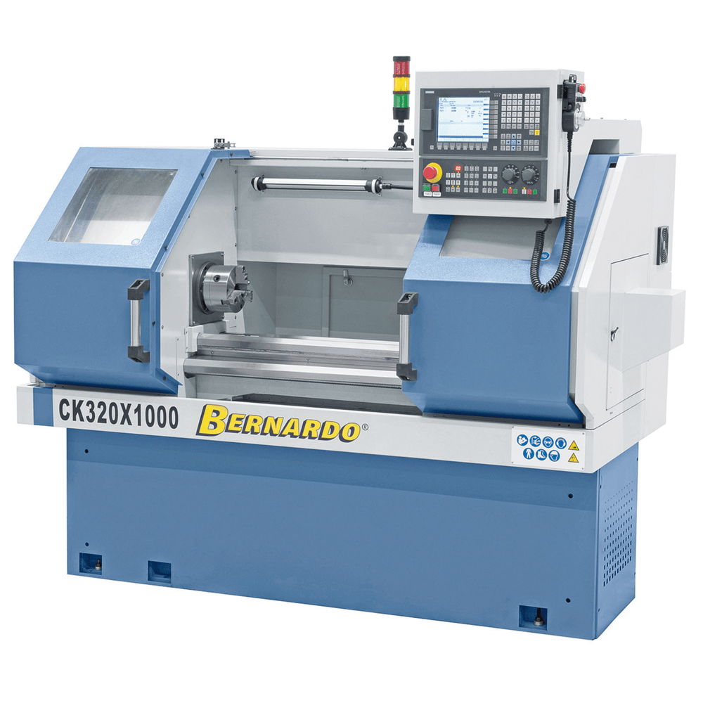 Vista del tornio CNC CK 320 x 1000 con torretta a 6 posizioni, mandrino Ø 160 mm, carenatura completa e controllo Siemens 808D Advanced.