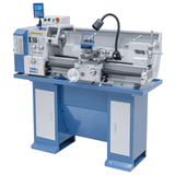  Vista laterale del tornio Hobby 800 G completo di mandrino, torretta portautensili e display digitale a 3 assi: perfetto per lavorazioni di precisione su piccoli pezzi in ambito didattico e hobbistico avanzato.