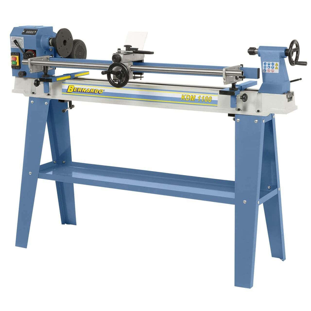 Tornio robusto in ghisa con dispositivo di copiatura, ideale per lavorazioni precise su pezzi lunghi, dotato di visualizzatore digitale, poggiattrezzi e accessori completi.