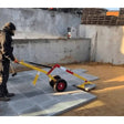 Sollevatore Ravendo TLT 125 giallo e rosso utilizzato per spostare una lastra durante la posa della pavimentazione.