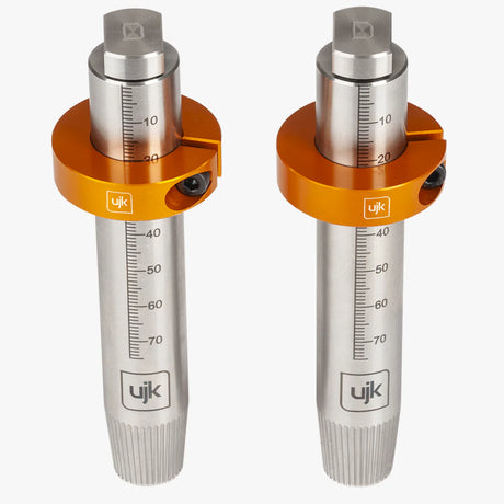Coppia di cani di fissaggio binario per DeWalt UJK in acciaio inossidabile con scala graduata 0–75 mm incisa a laser, bullone a T sulla sommità e collare di supporto a settori in alluminio anodizzato arancione
